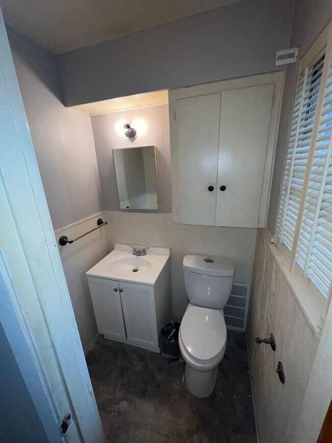 Building Photo - 3 bed, 1.5 bath!