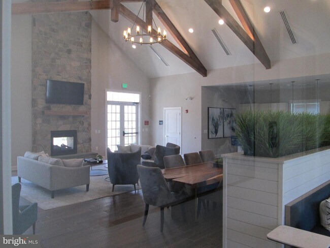 Building Photo - 8257 Meadowood Dr