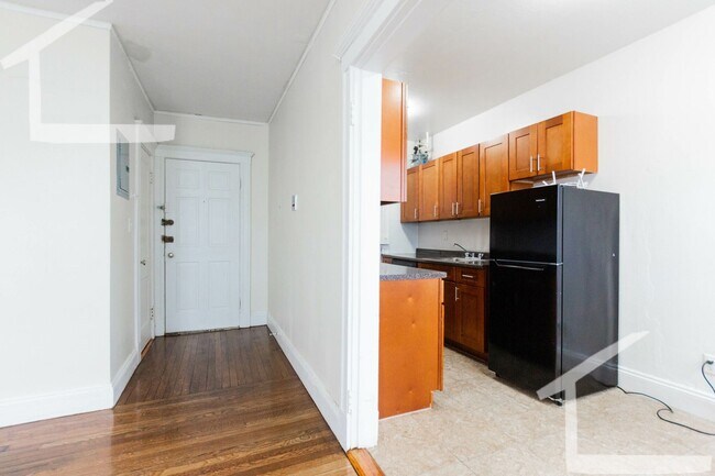 Foto del edificio - No Brokers Fee, No Security Deposit, Heat, Hot Water Included, Central Location