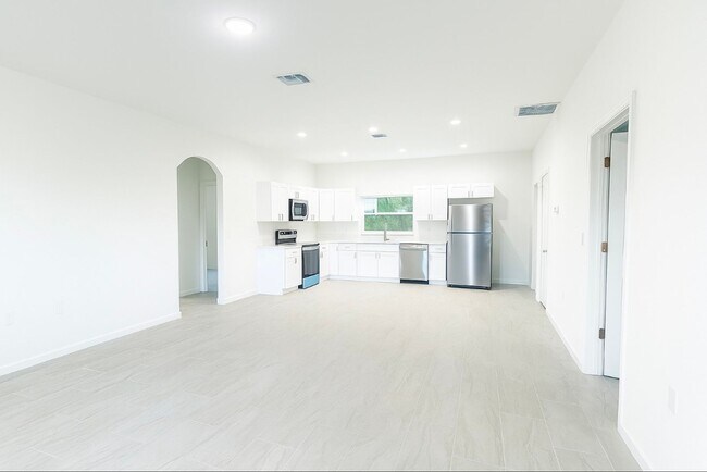 Foto del edificio - Brand New 3 Bed / 2 Bath Rental in Cape Coral – $1,950/M