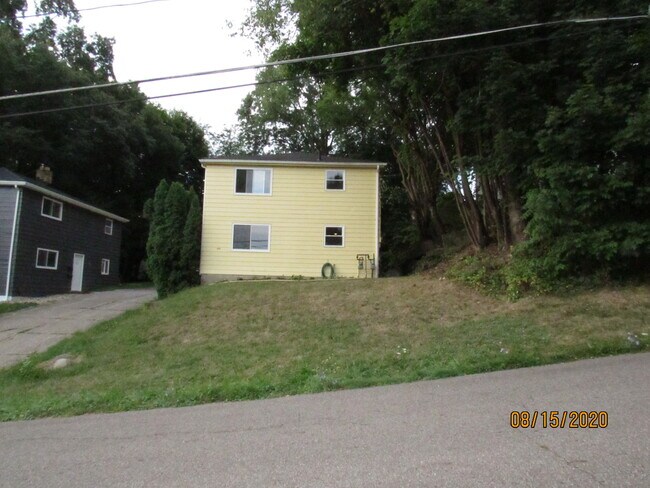 Building Photo - 400 E Lake Ave