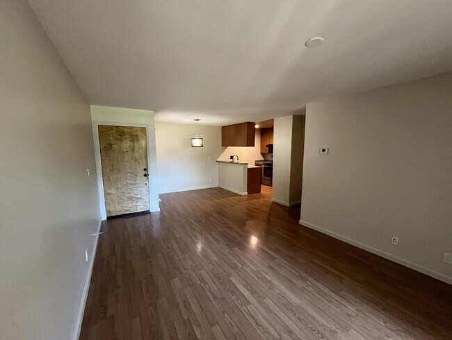 Foto del edificio - Downstairs 2 bedroom unit with parking and a patio