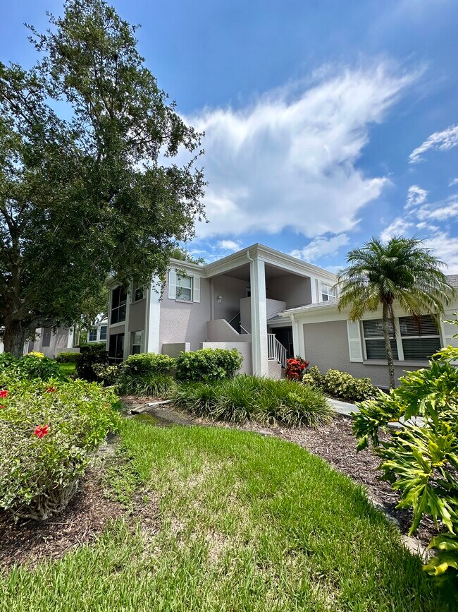 Unidad de condominio en planta alta - 5699 Sheffield Greene Cir