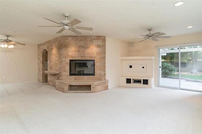 Foto del edificio - Excellent Condition, gorgeous back yard an...