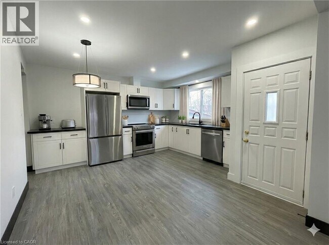 Photo du bâtiment - 1048 Fennell Ave E