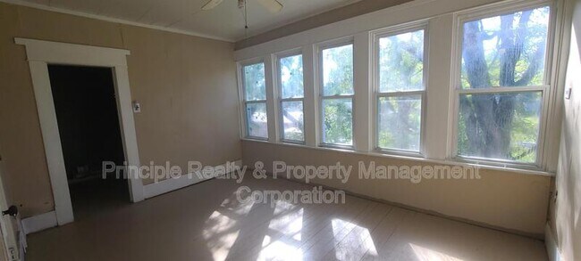Foto del edificio - 704 N Hickory St