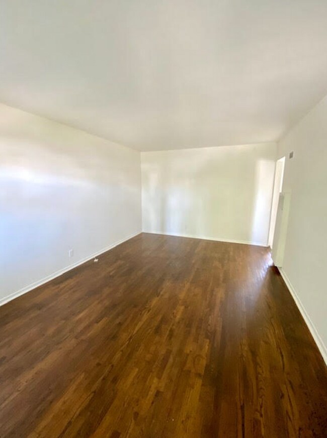 Building Photo - 10718 Oxnard St