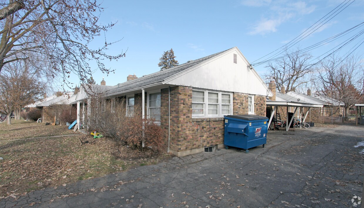 Primary Photo - 815-831 S Wade Cir