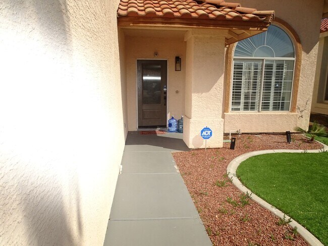 Building Photo - 4 Bedroom Home With Pool and Spa