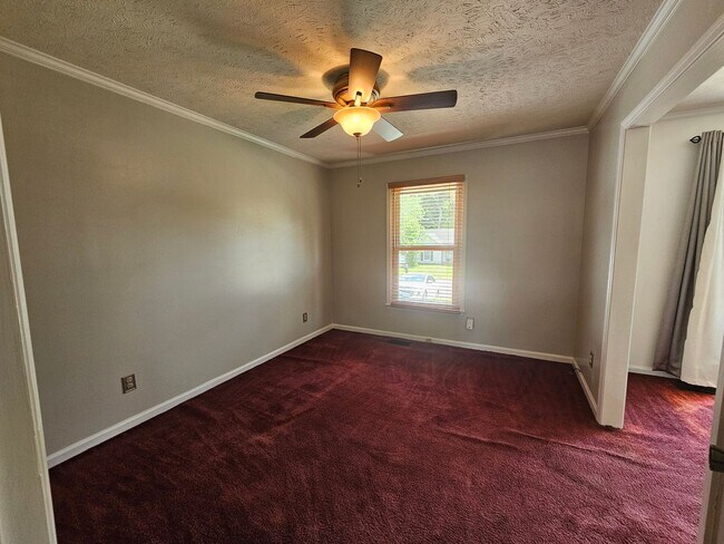Building Photo - 3 Bed, 2 Bath with Screened in Porch