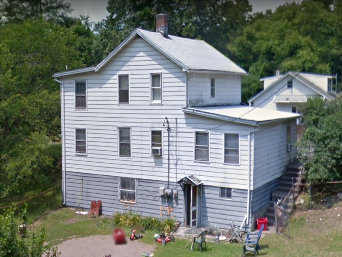 Rear view of house; Pkg / Entrance on front. - 285 W O'Reilly St