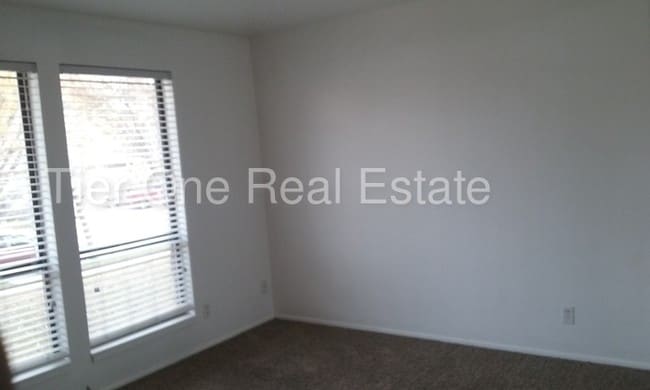 Building Photo - 2740 S Edison St