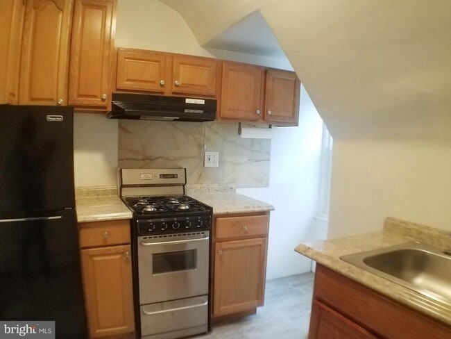 Building Photo - 465 Gerhard St