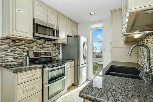 Building Photo - 6455 La Jolla Blvd