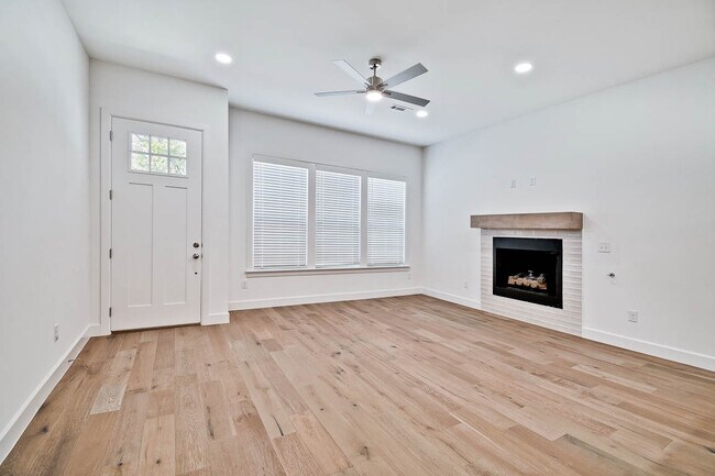 Building Photo - 508 W Persimmon St