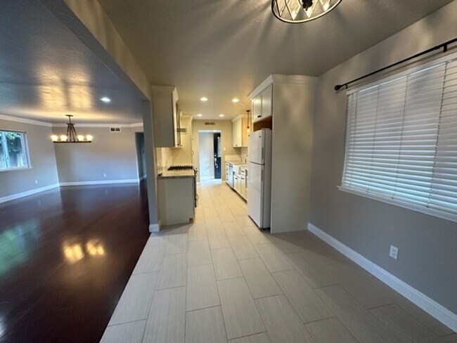 Foto del edificio - Home for Rent in South Woodland with Solar