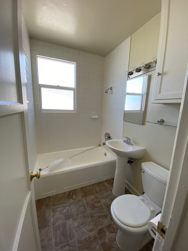 Baño - 125-127 N Kenwood St