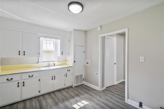 Building Photo - For Rent