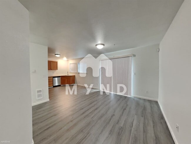 Building Photo - 4 br, 2.5 bath Townhome - 10312 140th Stre...