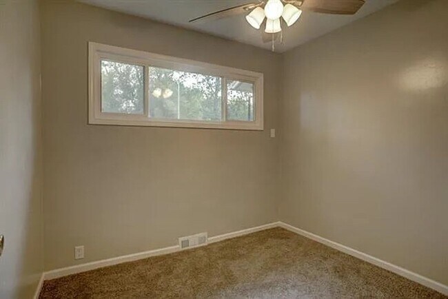 Foto del edificio - Coming Soon: Charming 3-Bedroom Retreat with Spacious Backyard!