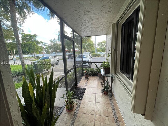 Building Photo - 16240 Laurel Dr