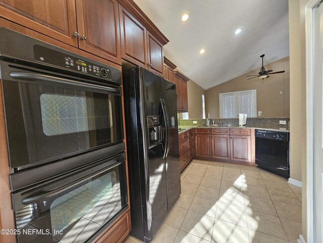 Building Photo - 964 Hazeltine Ct
