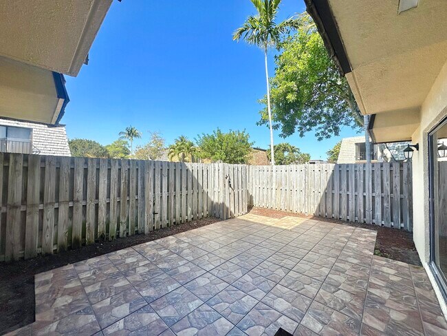 Building Photo - 208 Lake Arbor Dr