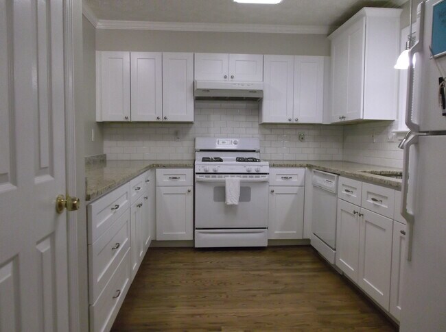 Upgraded large kitchen (cooks delight!), gas stove, disposal, dishwasher and more! - 4195 N Shallowford Rd