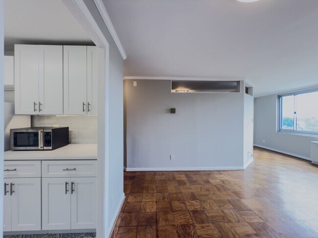 Foto del edificio - New Price 1,575. Sunny Top Floor Junior On...