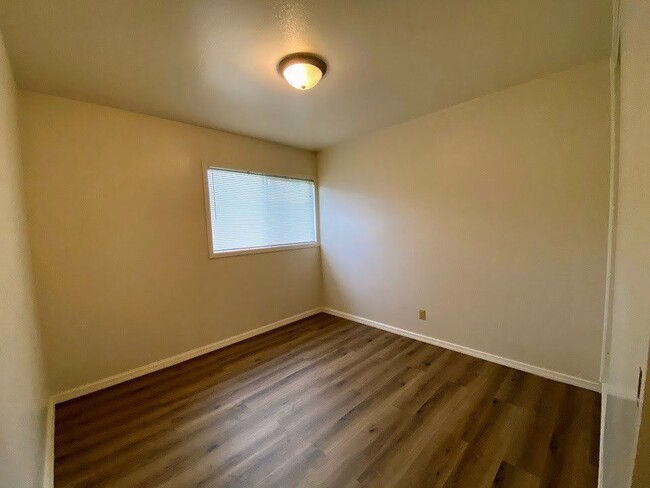 Building Photo - 817 NE Alameda Ave