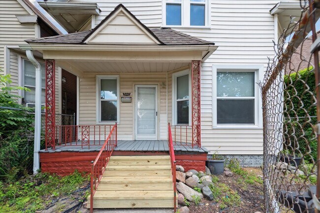 Building Photo - 4 Bedroom 2 Bath $1,500