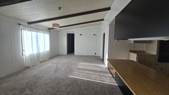 Foto del edificio - Welcome to this 3-bedroom, 2-bathroom home...