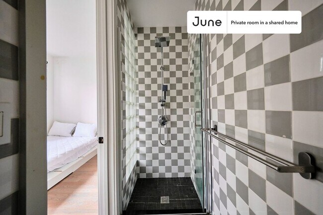 Foto del edificio - Room in Shared 3 bed/3 bath home
