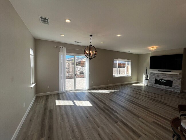 Building Photo - Verdi Home