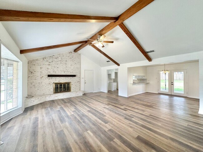 Foto del edificio - Available now! Newly Updated 3/2/2! Large ...