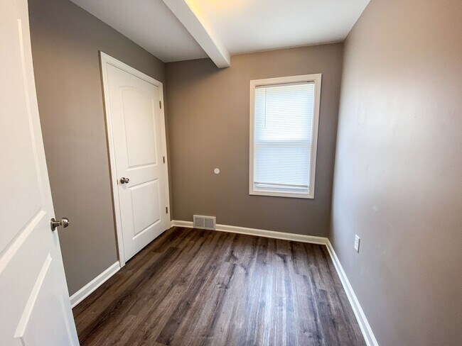 Building Photo - 3 Bedroom Single Family