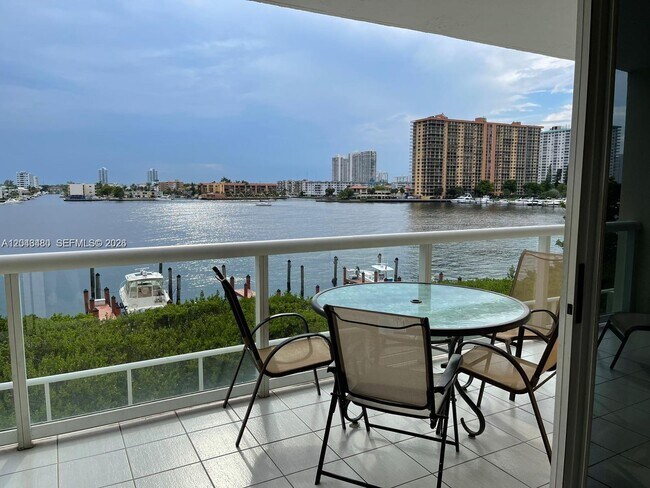 Foto del edificio - 17050 N Bay Rd
