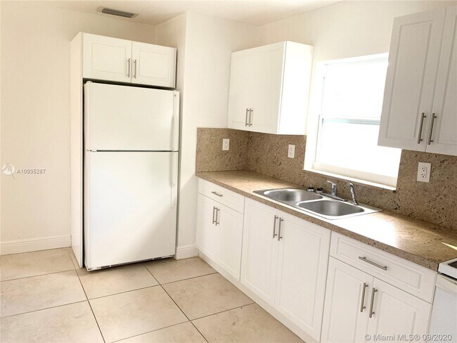 Foto del edificio - 444 NW 80th St