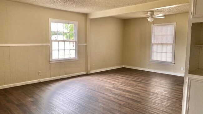 Building Photo - Handyman Special $0 First Month's Rent / “You fix, you SAVE BIG!!” Contact Mayshell for details: ...