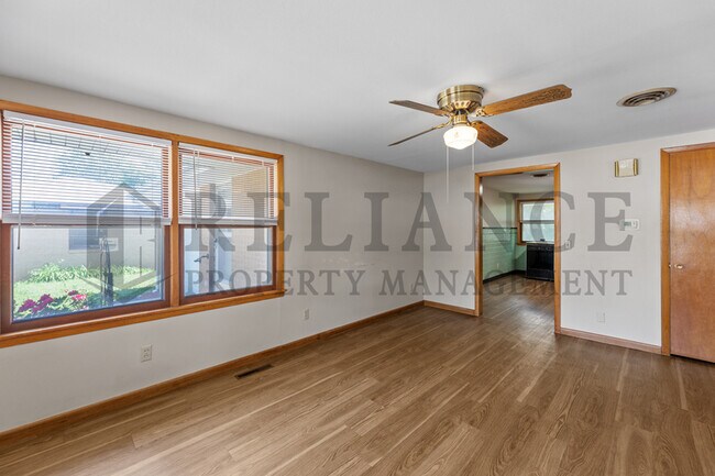 Foto del edificio - 215 E 1st St