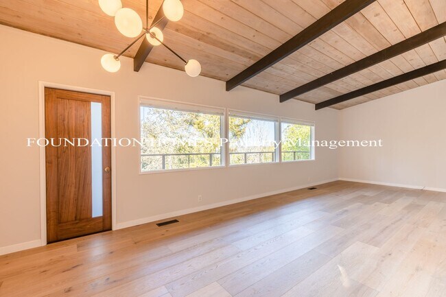 Foto del edificio - Private & Adorable Remodeled Single Family...