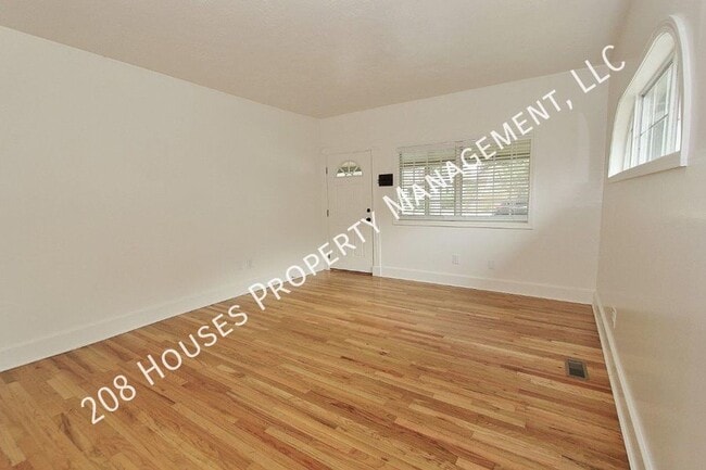 Building Photo - Charming Single-Level Bench Home