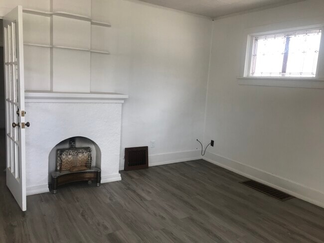 Building Photo - 208 N Mandan St