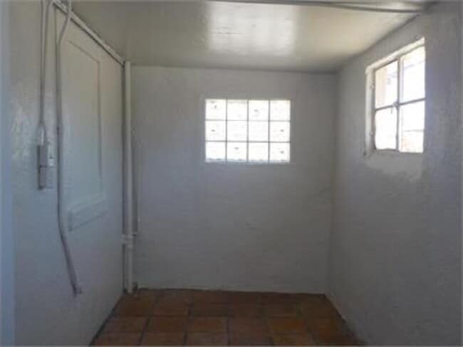 Building Photo - 132 E Jacinto St