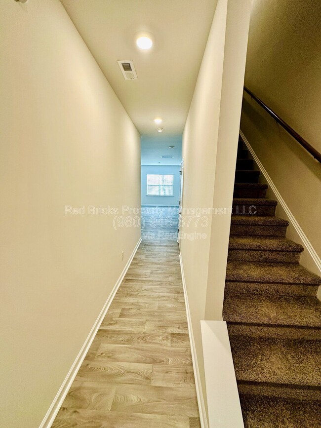 Foto del edificio - 8131 Murray Br Dr