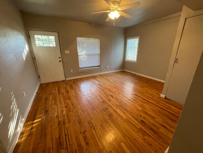 living room - 1410 Ashwood Rd