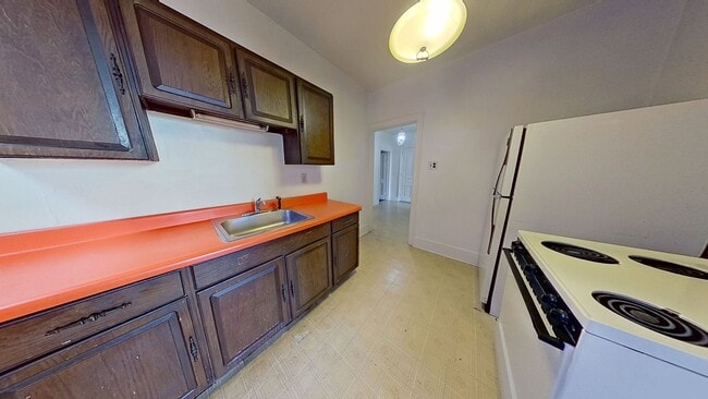Building Photo - 2nd floor Apartment