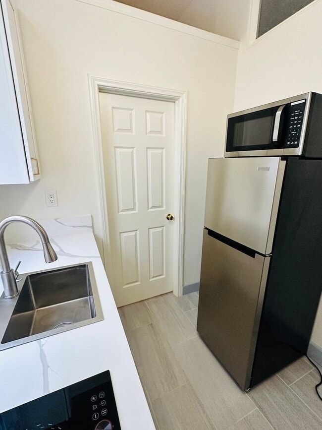 Building Photo - Remodeled Studio for Rent - Gaslamp Quarter