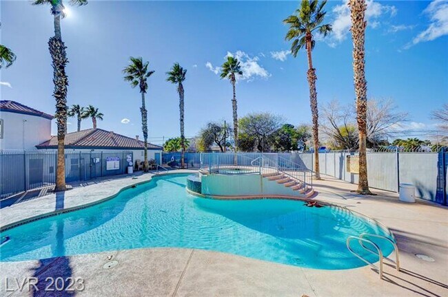 Foto del edificio - 2 bedroom Condo