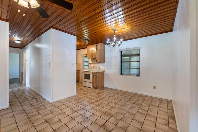 Building Photo - 3046 Oleander Blvd